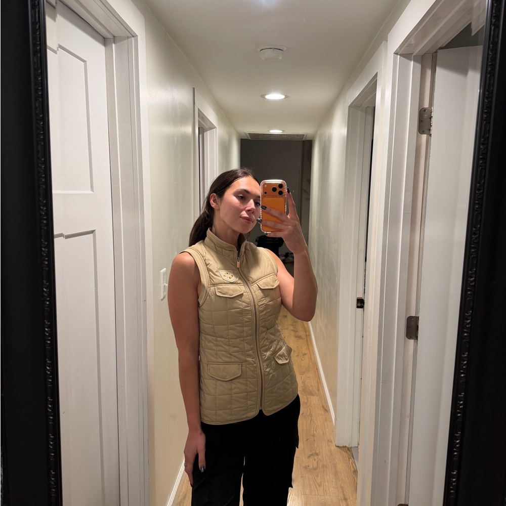 Sleeveless  Equiline Quilted Vest in Tan with Crest Detail Equiline Sandfarvet